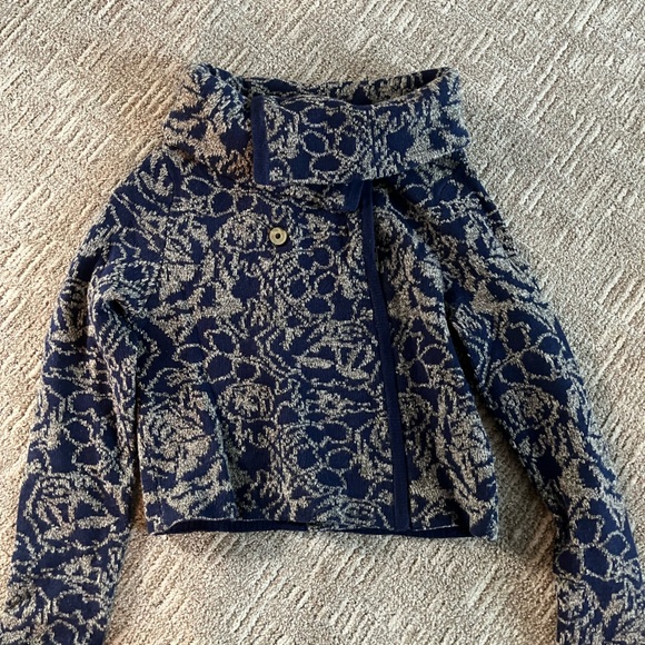 Beautiful brocade look knit sweater. - Picture 4 of 7